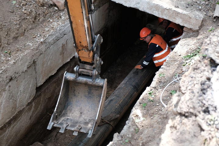 У Чернівцях на Південно-Кільцевій замінюють зношену трубу теплотраси У Чернівцях на Південно-Кільцевій замінюють зношену трубу теплотраси