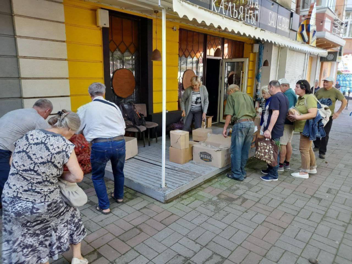 Жителі Буковини не полишають у біді херсонців: доставляють воду, їжу та ліки