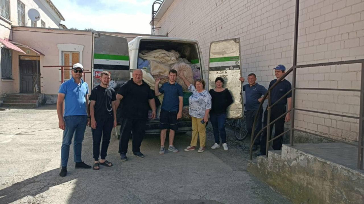 Жителі Буковини не полишають у біді херсонців: доставляють воду, їжу та ліки