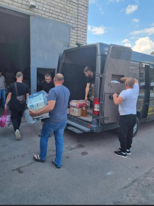 Жителі Буковини не полишають у біді херсонців: доставляють воду, їжу та ліки