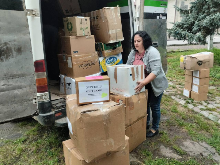 Жителі Буковини не полишають у біді херсонців: доставляють воду, їжу та ліки