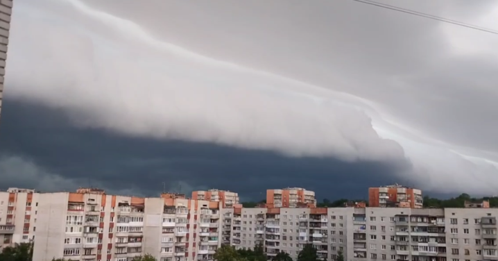 У Львові сильна злива та буревій: штормове попередження оголошено і на Буковині У Львові сильна злива та буревій: штормове попередження оголошено і на Буковині