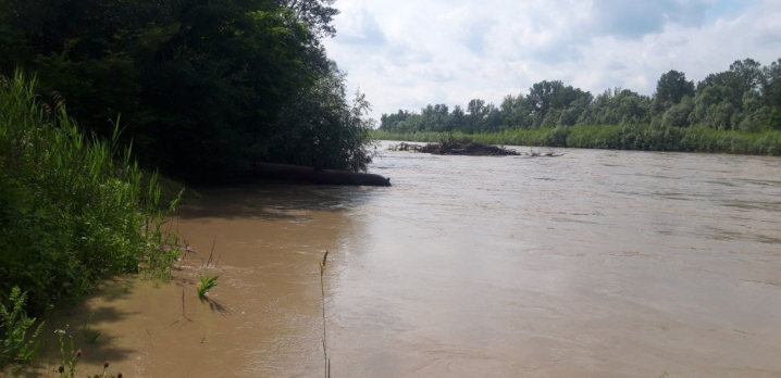 Ситуація справді надзвичайна: у "Чернівціводоканал" показали як виглядає Прут та його басейни