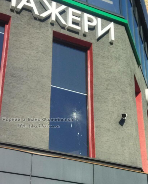 В Івано-Франківську снайпер вистрілив у одіозного кримінального авторитета В Івано-Франківську снайпер вистрілив у одіозного кримінального авторитета