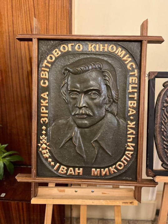 У Чернівцях відкрили виставку творчих надбань Манолія Тирона та Юрія Рабушіна У Чернівцях відкрили виставку творчих надбань Манолія Тирона та Юрія Рабушіна