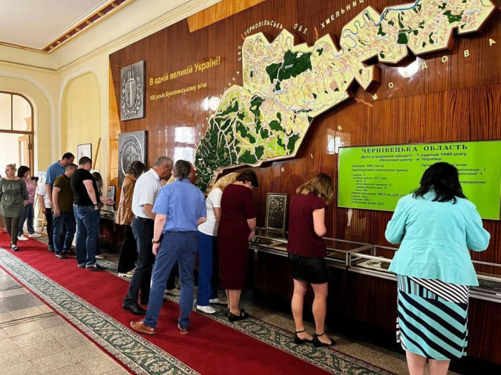 У Чернівцях відкрили виставку творчих надбань Манолія Тирона та Юрія Рабушіна У Чернівцях відкрили виставку творчих надбань Манолія Тирона та Юрія Рабушіна