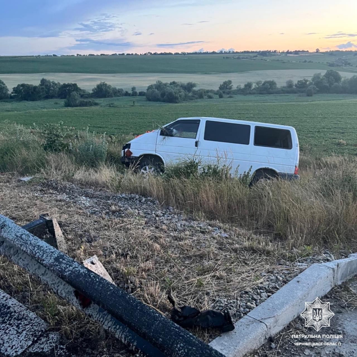 На Буковині п’яний водій розтрощив автівку врізавшись у відбійник