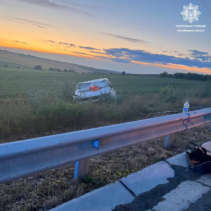 На Буковині п’яний водій розтрощив автівку врізавшись у відбійник