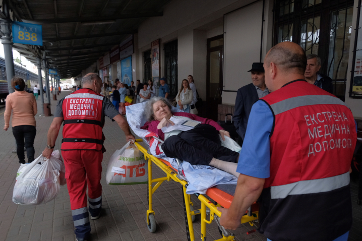 Втратили свої домівки: до Буковини прибув евакуаційний потяг із Запоріжжя