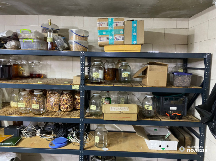 У Чернівцях викрили підпільний цех з виготовлення фальсифікованого алкоголю У Чернівцях викрили підпільний цех з виготовлення фальсифікованого алкоголю