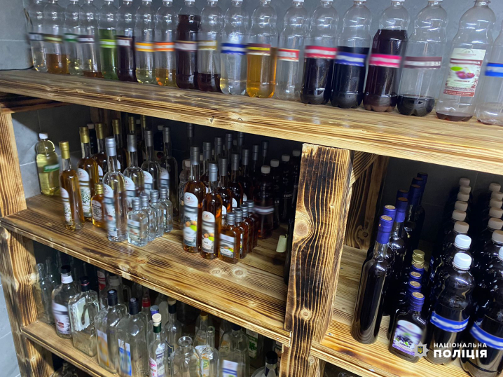 У Чернівцях викрили підпільний цех з виготовлення фальсифікованого алкоголю У Чернівцях викрили підпільний цех з виготовлення фальсифікованого алкоголю