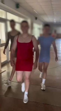 «Це збочення»: мер Луцька пригрозив вигнати директора школи, де хлопці у "день гендерної рівності" переодягнулися у плаття