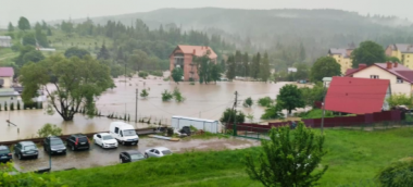 Евакуація людей, підтоплені угіддя та зруйновані мости: на Львівщині річка вийшла з берегів (фото, відео)
