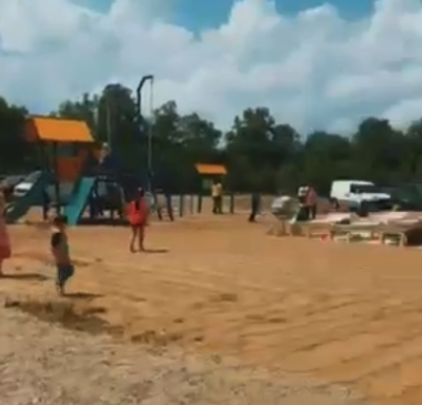 У Сторожинці облаштували сучасну зону відпочинку біля річки