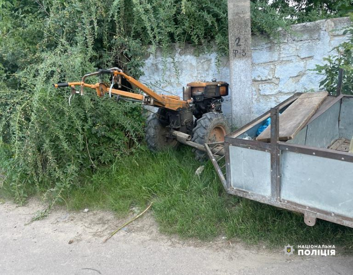 Чоловік від травм помер у лікарні: на Буковині зіштовхнувся легковик та мотоблок