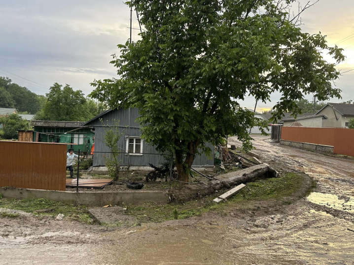 Затопило кілька угідь та авто: негода наробила лиха у селі Ошихліби, що на Кіцманщині
