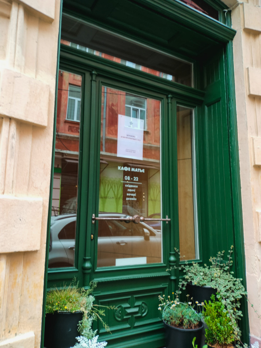 У Чернівцях власники кафе своїм коштом відремонтували прадавні двері та вікна