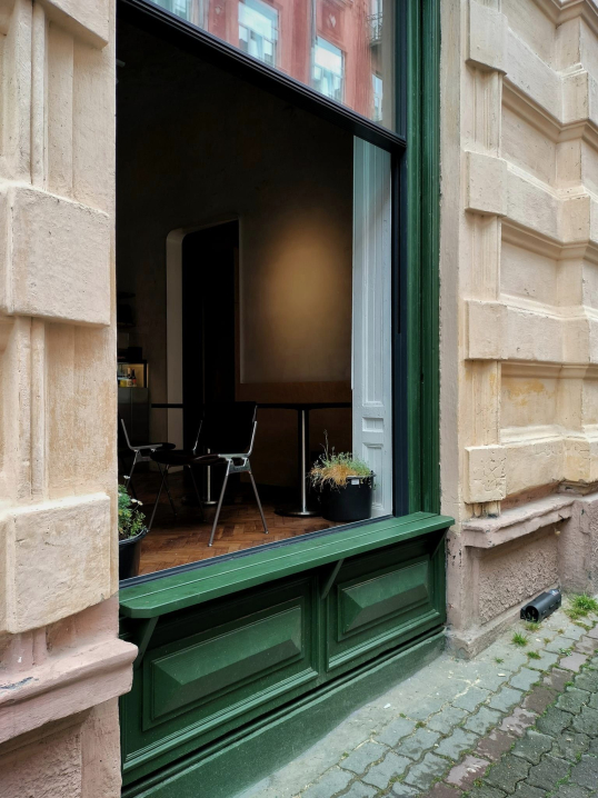 У Чернівцях власники кафе своїм коштом відремонтували прадавні двері та вікна