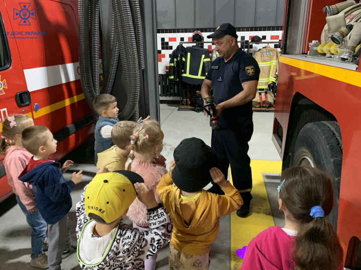 Відчули себе справжніми рятувальниками: юні чернівчани завітали до пожежної частини Відчули себе справжніми рятувальниками: юні чернівчани завітали до пожежної частини