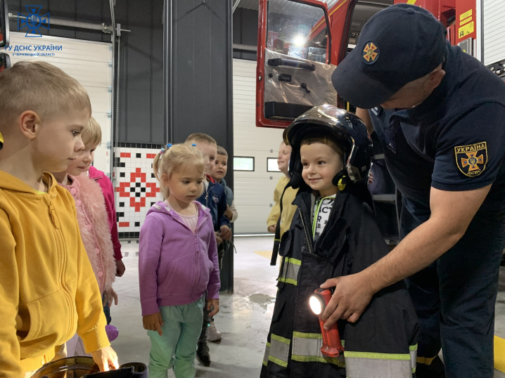 Відчули себе справжніми рятувальниками: юні чернівчани завітали до пожежної частини Відчули себе справжніми рятувальниками: юні чернівчани завітали до пожежної частини