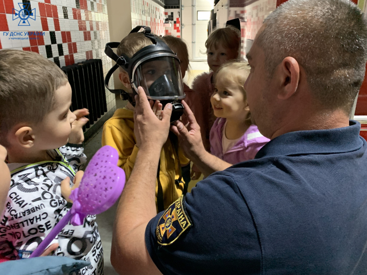 Відчули себе справжніми рятувальниками: юні чернівчани завітали до пожежної частини Відчули себе справжніми рятувальниками: юні чернівчани завітали до пожежної частини