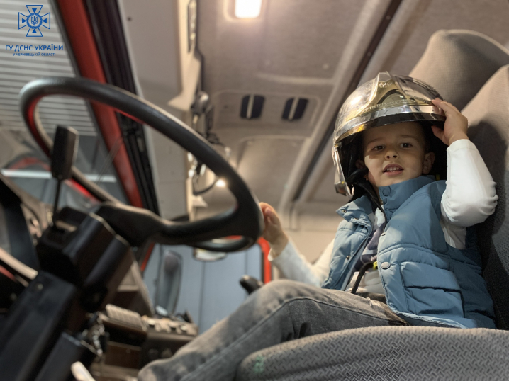 Відчули себе справжніми рятувальниками: юні чернівчани завітали до пожежної частини Відчули себе справжніми рятувальниками: юні чернівчани завітали до пожежної частини