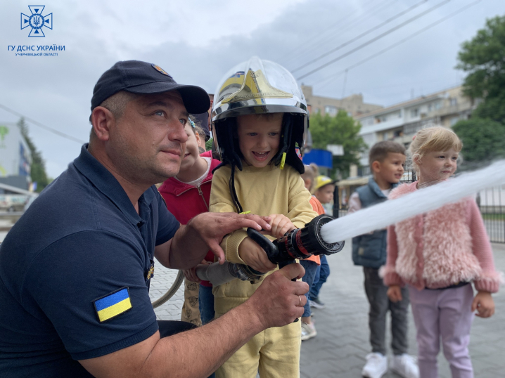 Відчули себе справжніми рятувальниками: юні чернівчани завітали до пожежної частини Відчули себе справжніми рятувальниками: юні чернівчани завітали до пожежної частини
