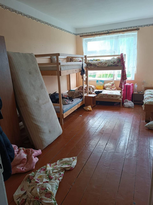 Брудні ліжка та антисанітарія: мати в шоці від умов у дитячому таборі "Дністер+" на Буковині