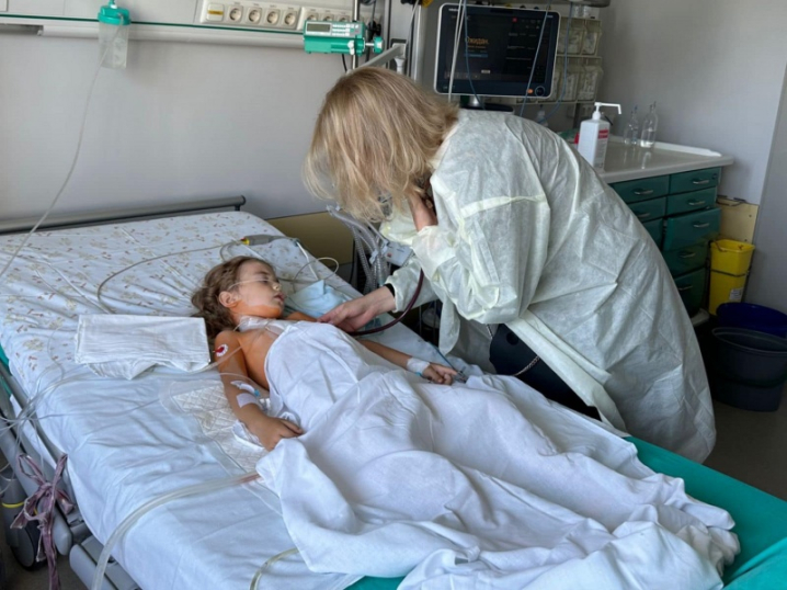 Вперше в Україні 6-річній дитині пересадили серце: зворушливе фото з мамою дитини-донора