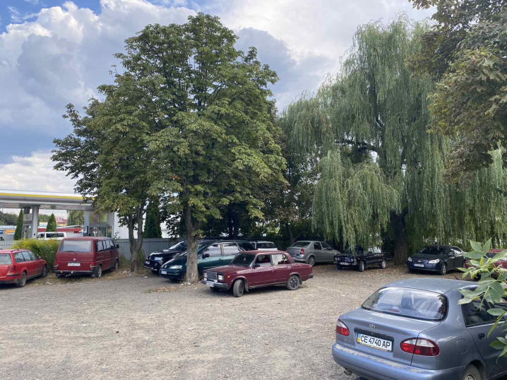 Ділянку на вулиці Руській у Чернівцях, яка була місцем стихійної торгівлі, продали за 12 млн. грн Ділянку на вулиці Руській у Чернівцях, яка була місцем стихійної торгівлі, продали за 12 млн. грн