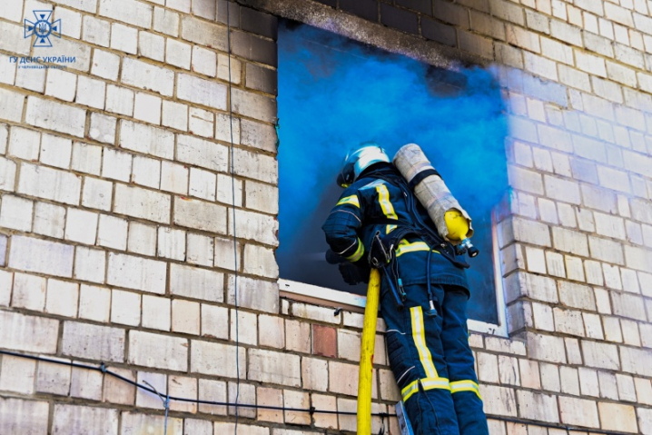 У Чернівцях горіла квартира в багатоповерхівці по вулиці Бережанській