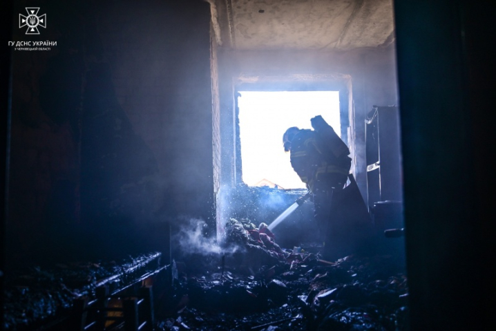 У Чернівцях горіла квартира в багатоповерхівці по вулиці Бережанській