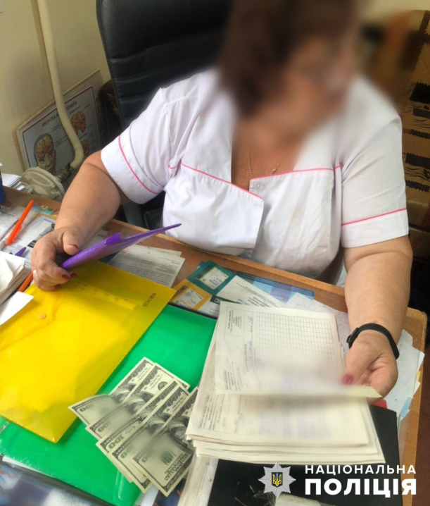 Важко отримати інвалідність: у Чернівцях заступниця голови ЛКК вимагала 500 доларів за документи