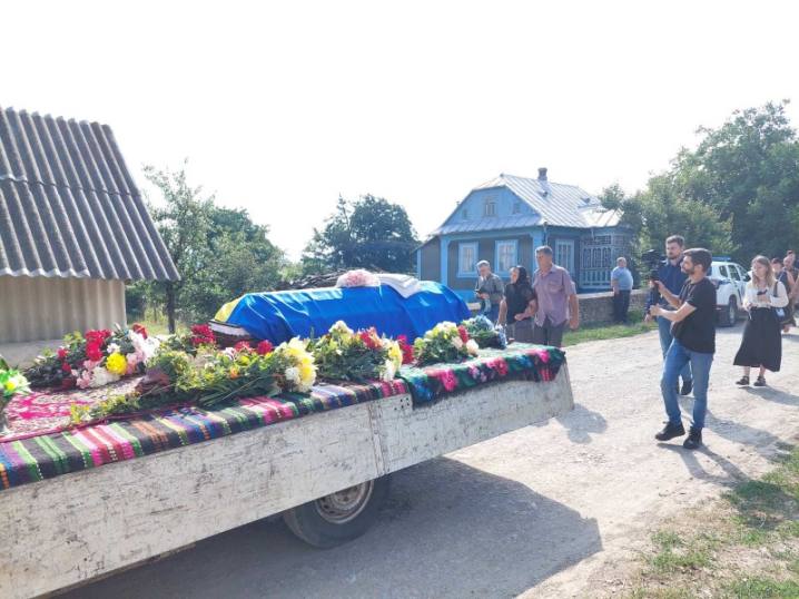 "Мати отримала диплом за сина". На Буковині попрощалися із героєм Дмитром Герасименком (фото)