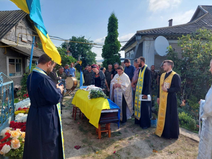 "Мати отримала диплом за сина". На Буковині попрощалися із героєм Дмитром Герасименком (фото)