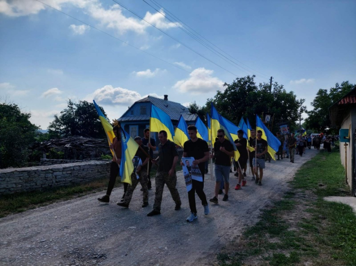 "Мати отримала диплом за сина". На Буковині попрощалися із героєм Дмитром Герасименком (фото)