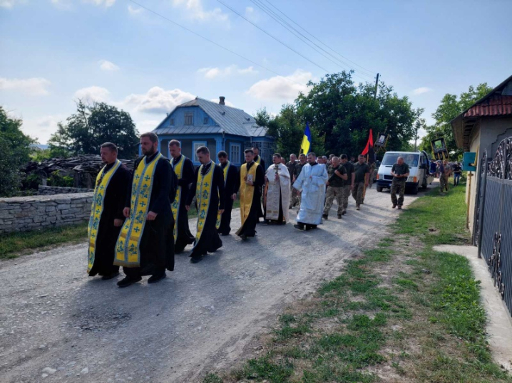 "Мати отримала диплом за сина". На Буковині попрощалися із героєм Дмитром Герасименком (фото)