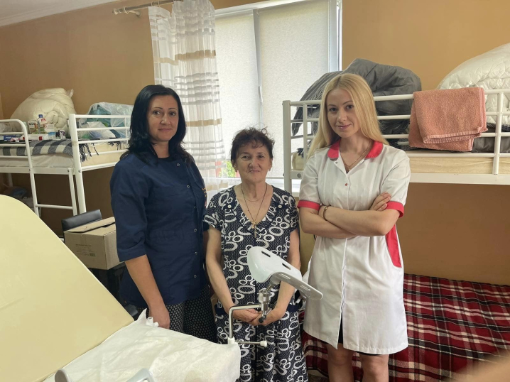 Гінеколог, терапевт, УЗД: мобільна бригада лікарів обстежили жительок та переселенок у Хотині