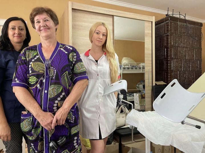 Гінеколог, терапевт, УЗД: мобільна бригада лікарів обстежили жительок та переселенок у Хотині