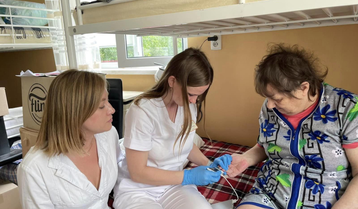 Гінеколог, терапевт, УЗД: мобільна бригада лікарів обстежили жительок та переселенок у Хотині