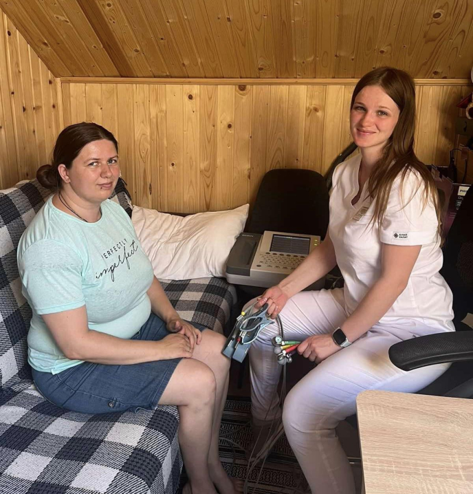 Гінеколог, терапевт, УЗД: мобільна бригада лікарів обстежили жительок та переселенок у Хотині