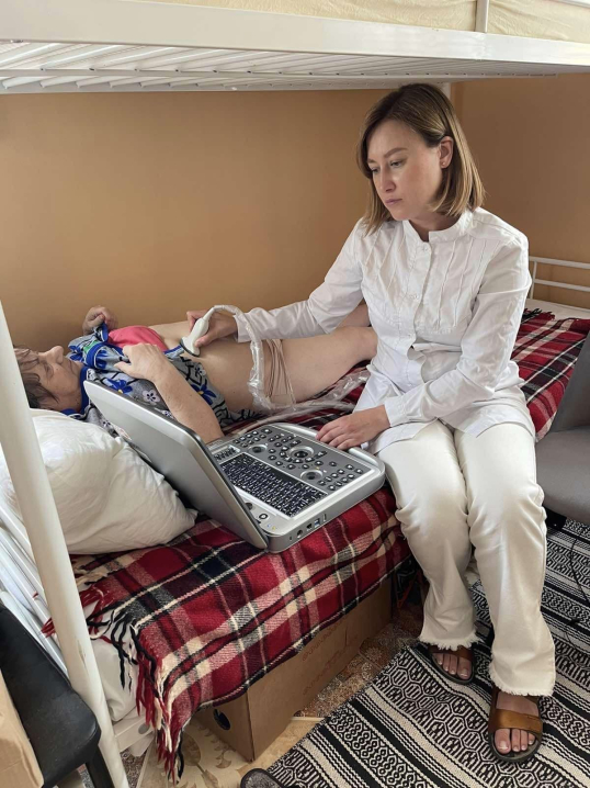 Гінеколог, терапевт, УЗД: мобільна бригада лікарів обстежили жительок та переселенок у Хотині