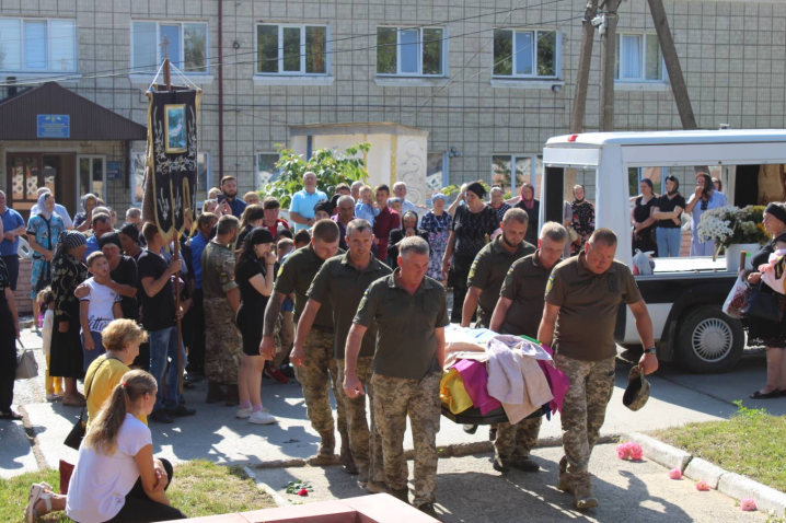 У Романківцях попрощались із загиблим захисником України Анатолієм Буханцем