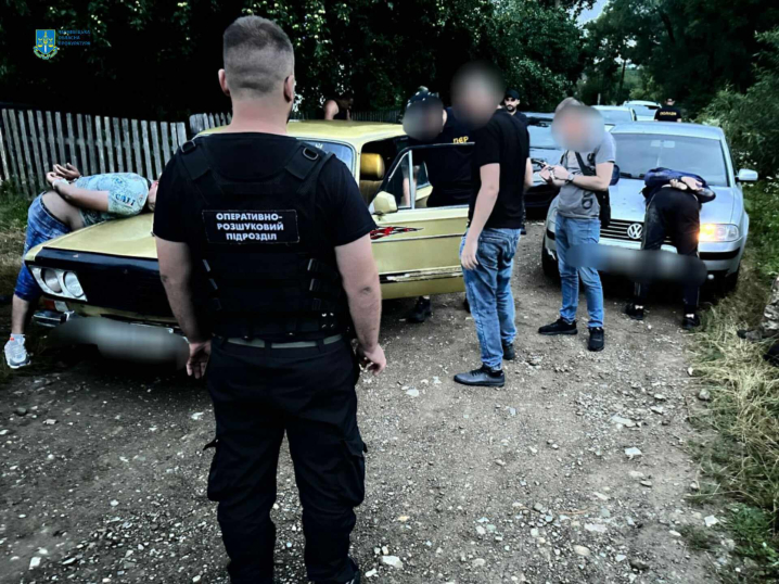 Двоє буковинців та  громадянка РФ організували незаконний канал переправлення чоловіків до Румунії