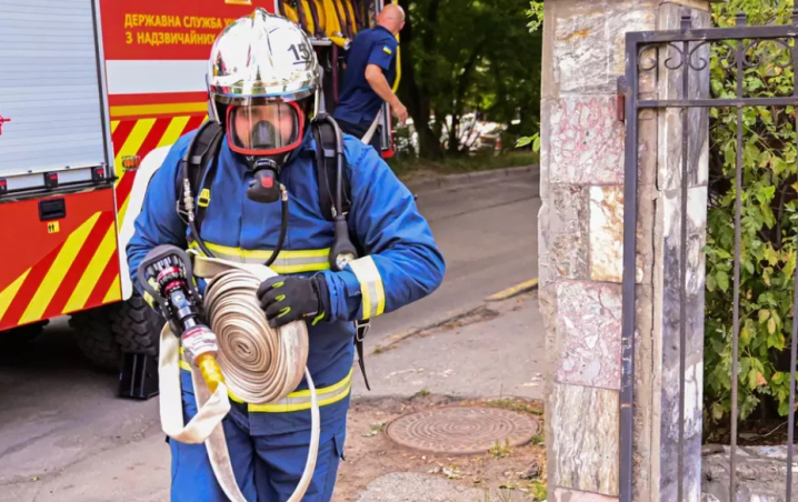 У Чернівцях горів діагностичний центр на вулиці Небесної Сотні У Чернівцях горів діагностичний центр на вулиці Небесної Сотні