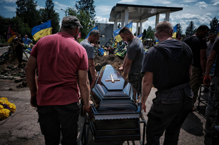 Чернівці попрощалися з телеоператором Максимом Шварцманом, який загинув на війні з росіянами