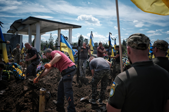 Чернівці попрощалися з телеоператором Максимом Шварцманом, який загинув на війні з росіянами