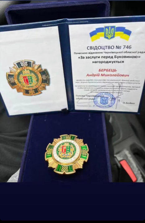 Лікаря-викладача, який воює на фронті, нагороджено відзнакою  «За заслуги перед Буковиною»