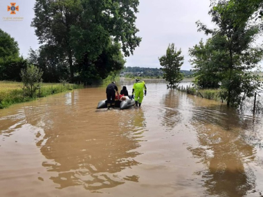 На Прикарпатті рятувальники викачують воду з будинків та підвалів