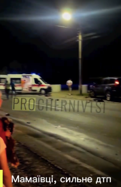Неподалік Чернівців легковик зіткнувся з евакуатором, водії у важкому стані